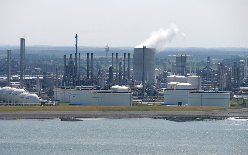 Zware industrie in het havengebied van Terneuzen. beeld Henk Visscher