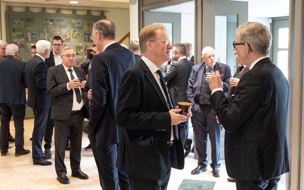 Deelnemers aan de COGG-conferentie in Bodegraven met elkaar in gesprek. Rechts: prof. dr. M.J. Kater