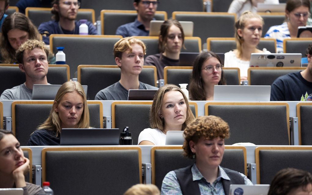 Geïnteresseerde studenten in een collegezaal van de Radboud Universiteit.