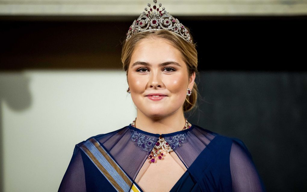 Prinses Amalia tijdens een officiële foto samen met koning Willem-Alexander, koningin Maxima, koning Felipe, koningin Letizia en de prinsessen Beatrix en Margriet voorafgaand aan het staatsbanket in het Koninklijk Paleis.  beeld ANP KOEN VAN WEEL