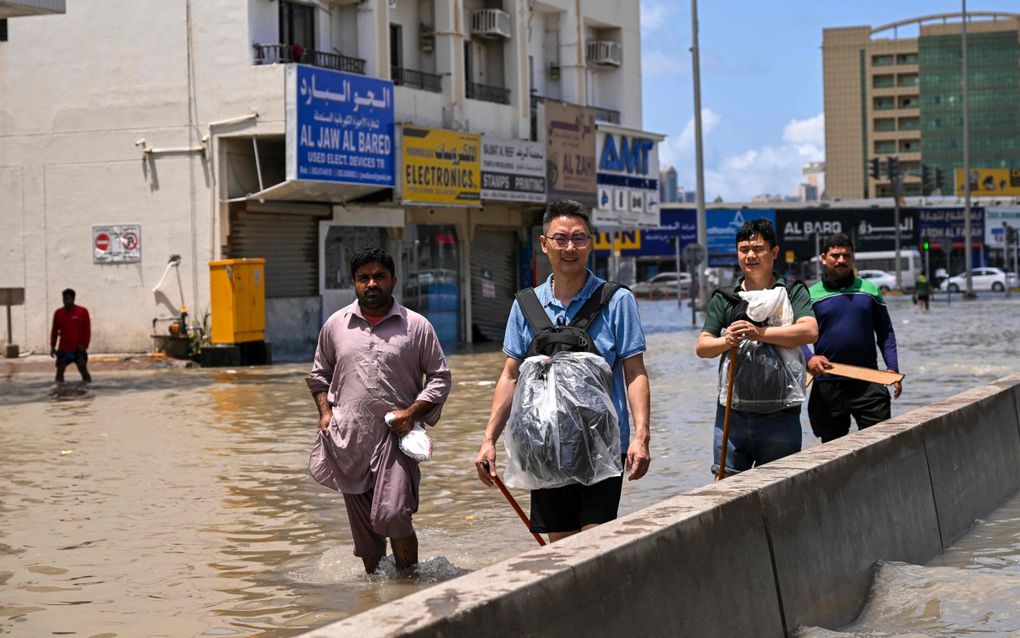 Ondergelopen straat in Sharjah, Verenigde Arabische Emiraten. beeld AFP, Ahmed Ramazan.