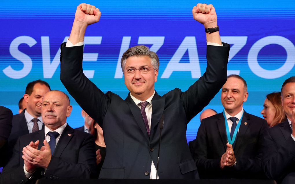 De zittende premier Andrej Plenkovic viert de verkiezingsuitslag. Beeld AFP, Damir Sencar.