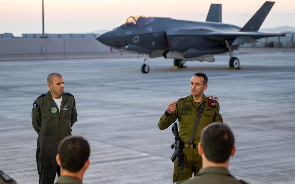 De Israëlische stafchef Daniel Hagari (r.) bezoekt een luchtmachtbasis in het zuiden van Israël. beeld AFP, Israeli Army