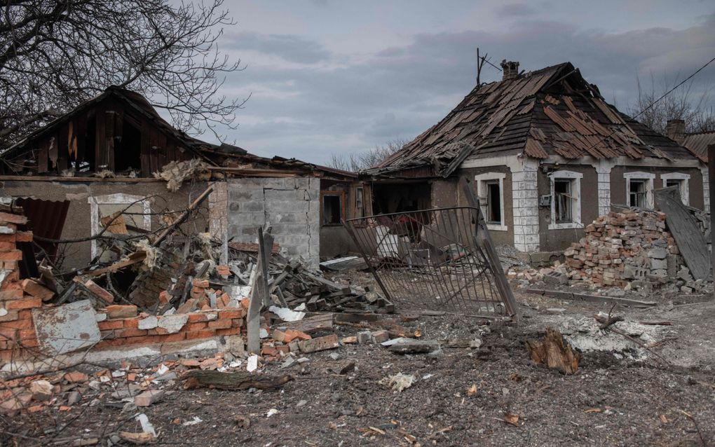 Een door Russische granaten getroffen woning in Oekraïne. Oekraïne komt wapens tekort om Russische beschietingen te beantwoorden. beeld AFP