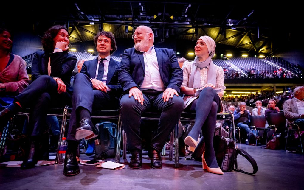 Frans Timmermans (tweede van rechts) en Jesse Klaver (derde van links) tijdens een gezamenlijk verkiezingscongres van GroenLinks en PvdA in de voorbereiding op de Tweede Kamerverkiezingen. ANP Robin Utrecht