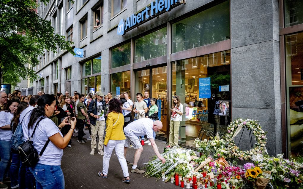 Belangstellenden tijdens een stille tocht voor de supermarktmedewerkster die werd doodgestoken. Beeld ANP, Robin Utrecht.