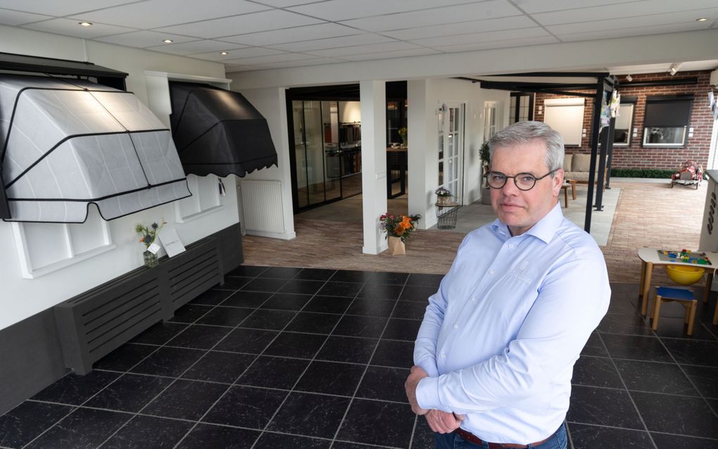 Eigenaar Dirk van Berchum poseert in de nieuwe showroom die 150 vierkante meter groot is. beeld RD, Anton Dommerholt