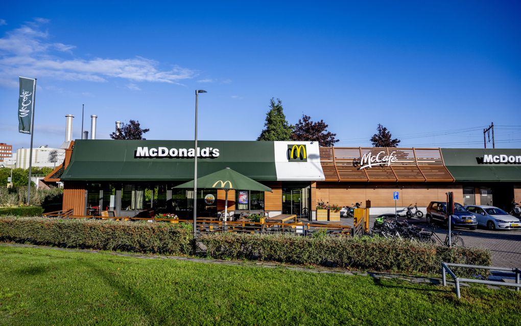 Vestiging van McDonald’s met groenstrook ervoor. 