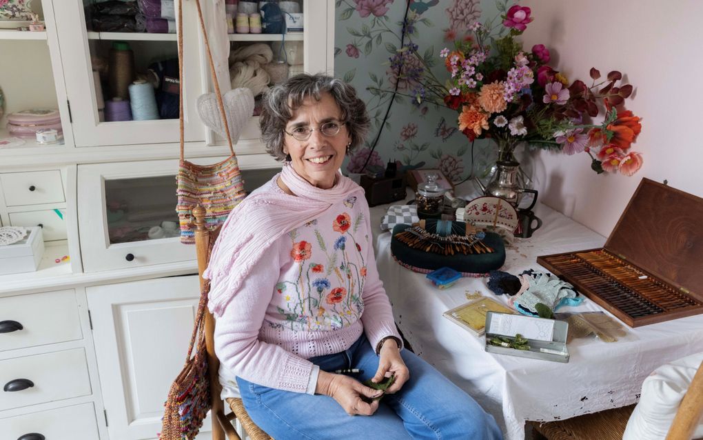 Sjanie Stam haakt ragfijne handschoentjes voor de koningin