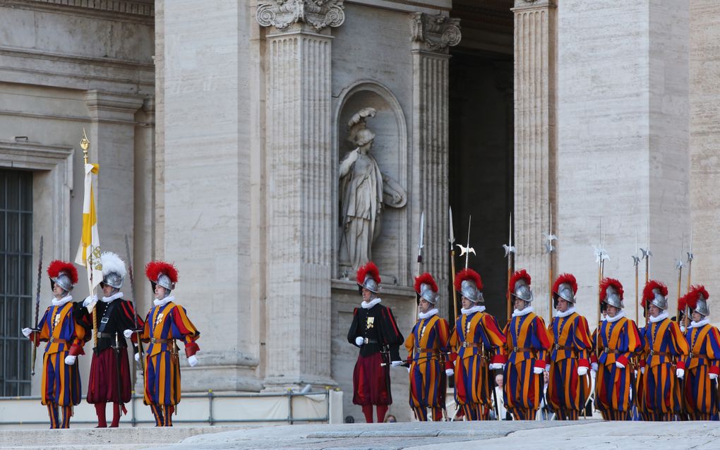 Leden van de Zwitsere garde in kleurrijke kostuums in het gelid.