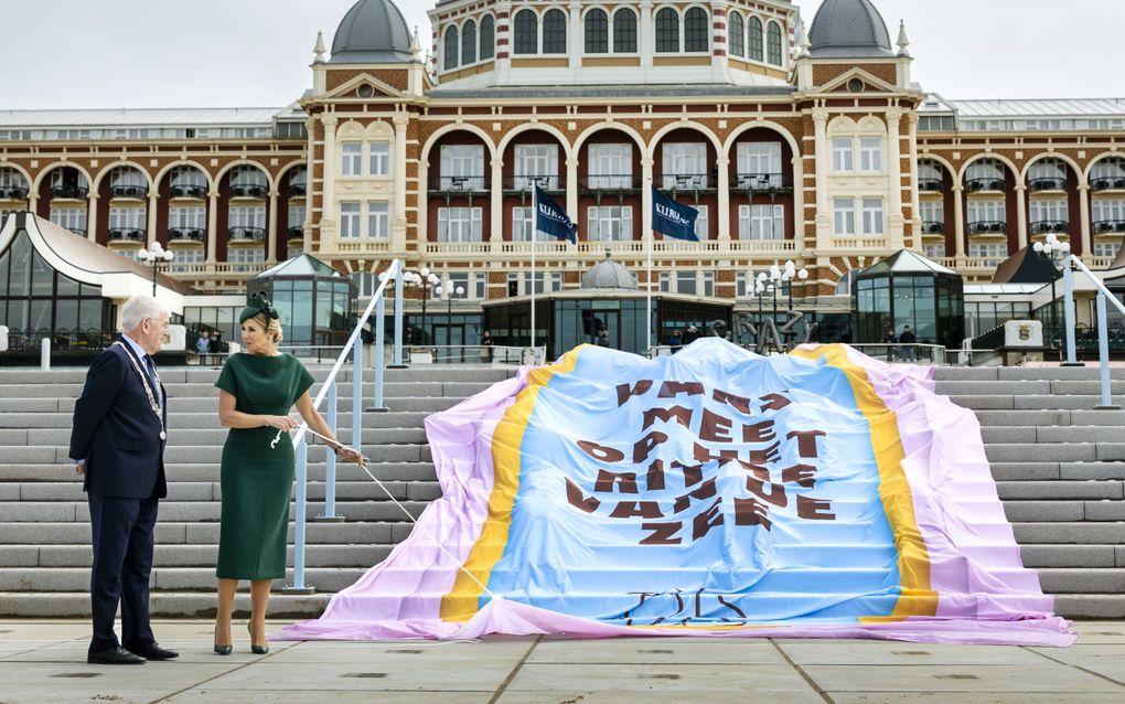 Koningin Máxima, in groene jurk, op de boulevard van Scheveningen.