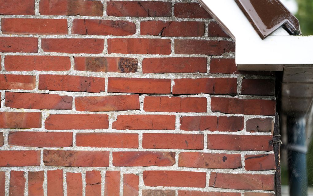 Schade aan een woning in het Groningse dorp Loppersum. Na zestig jaar stopt de gaswinning in Groningen vanwege de aardbevingsrisico’s en het leed dat de inwoners is aangedaan. beeld ANP, Jeroen Jumelet