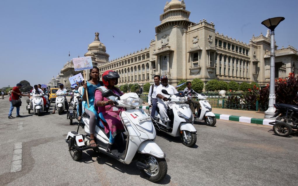 Mensen met een lichamelijke beperking nemen op driewielers deel aan de ”Voter Awareness Campaign”. Die vond vorige maand in India plaats om aandacht te vragen voor de parlementsverkiezingen. Die worden verspreid over zeven dagen gehouden. Vrijdag konden Indiërs voor het eerst naar de stembus. beeld EPA