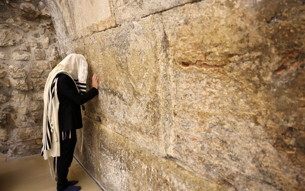 Een orthodoxe Jood bidt bij de Klaagmuur in Jeruzalem.