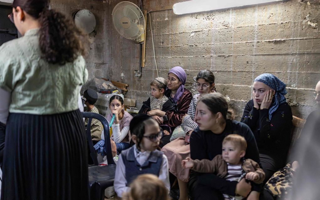 Orthodoxe Joden schuilen in een schuilkelder in Israël. 