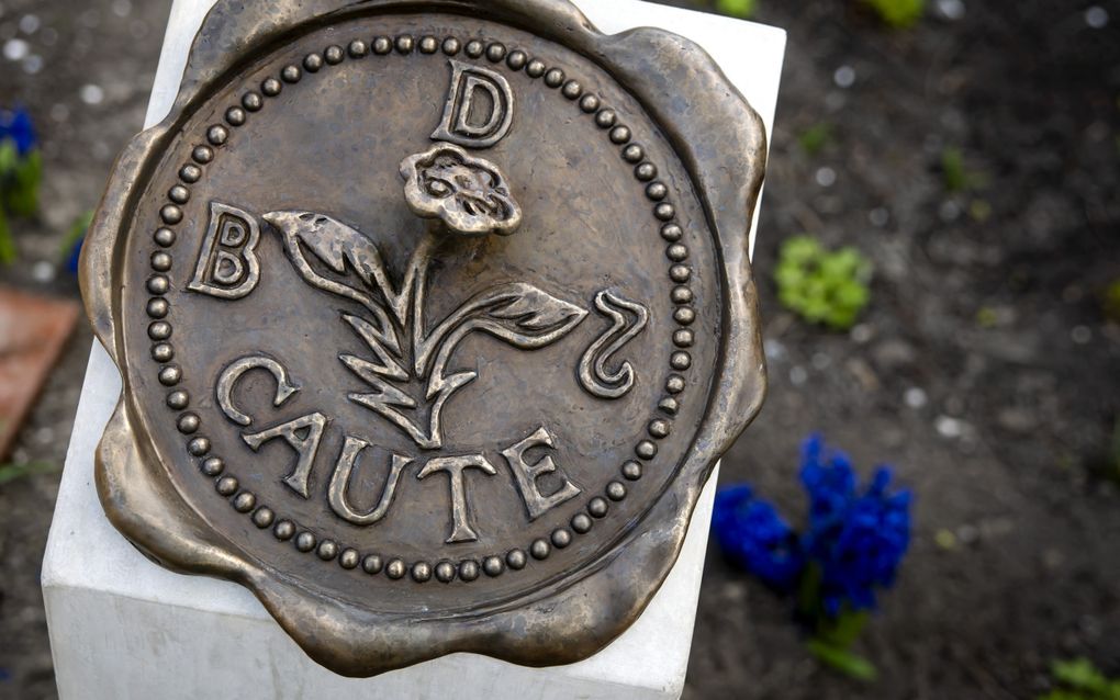 Het zegel, met de letters D, B, S en Caute.