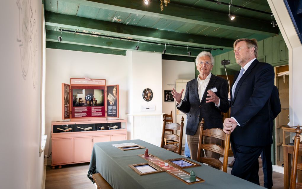 Twee mannen bij een tafel.