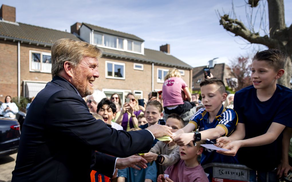 Kinderen begroeten de koning.