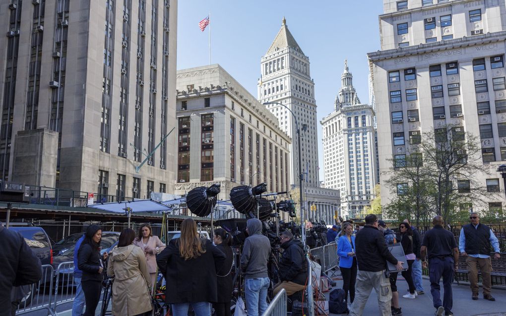 De pers heeft zich verzameld bij het gerechtsgebouw in New York waar het proces tegen Donald Trump plaatsheeft. beeld EPA, Sarah Yenesel