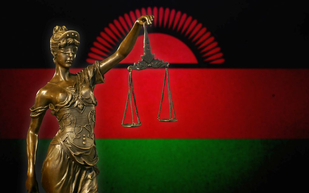 Bronzen vrouwenfiguur voor rood-groene achtergrond.