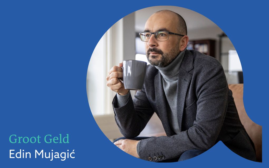 Rechthoekig blauw vlak met de tekst: Groot Geld Edin Mujagic. Daarnaast een foto van een kalende man met grijs jasje die uit een grijze mok drinkt. 