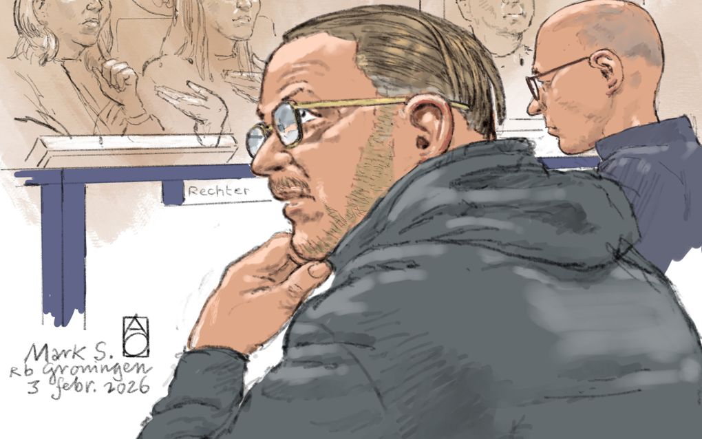 Rechtbanktekening van man met bril en achterovergekamd haar en baard