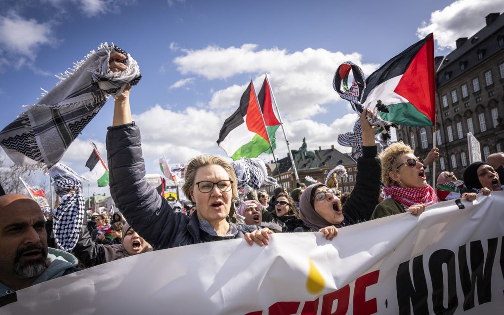 „Hamas slaagt er toch al maanden in om zijn kant van het verhaal prominent voor het voetlicht te brengen.” Foto: pro-Palestijnse demonstranten in Kopenhagen op 14 april. beeld EPA, Emil Nicolai Helms