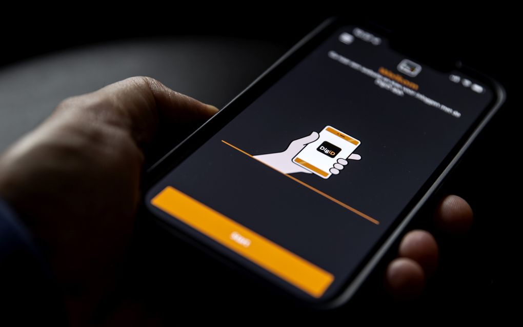 Een telefoon met daarop het inlogscherm van DigiD.