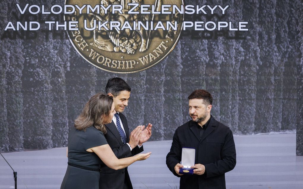 Een man laat een medaille in een doosje zien.