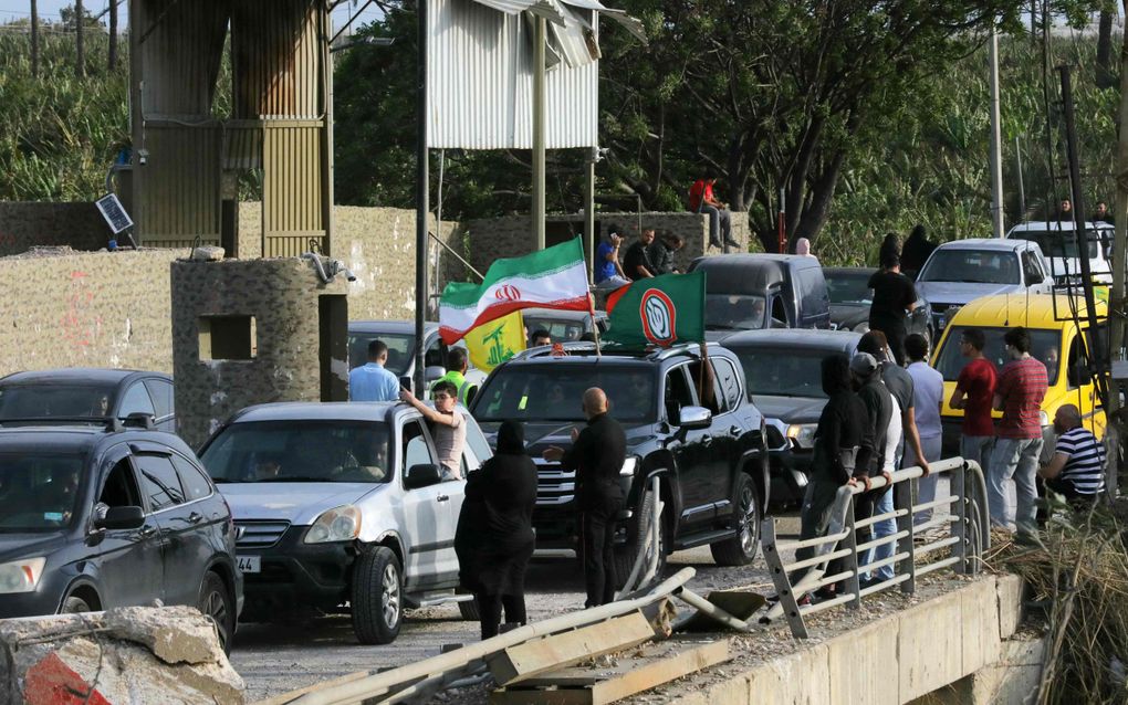 Auto’s staan in de rij op beschadigde brug.