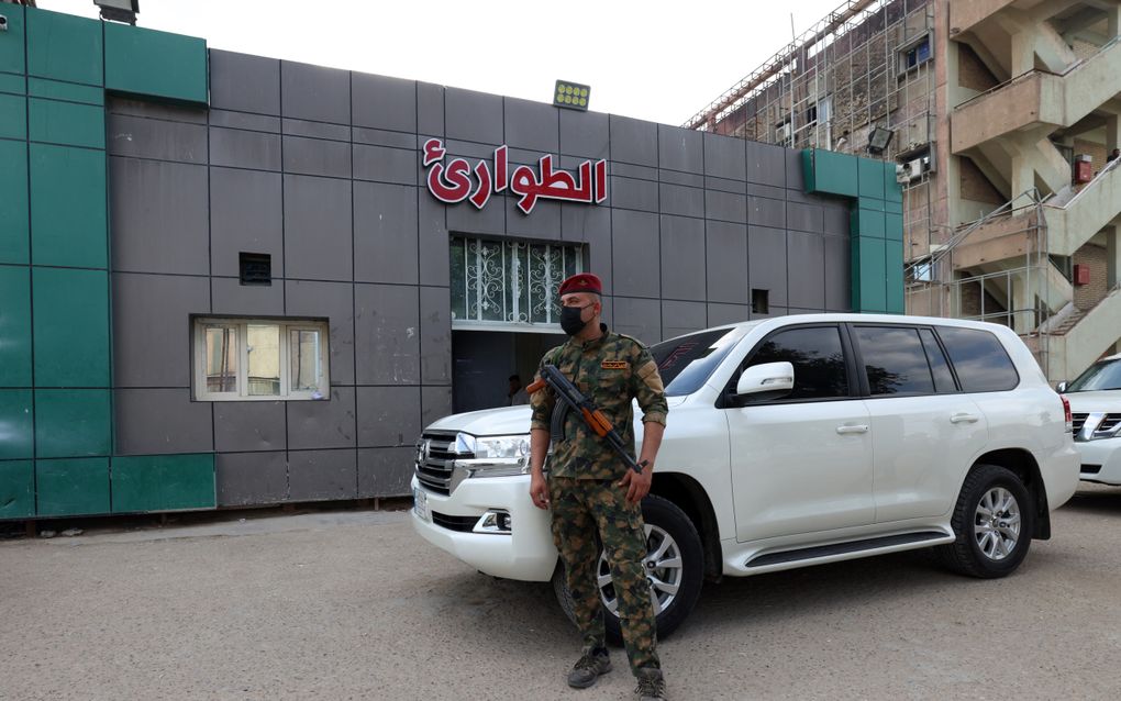 Een militair op wacht bij een ziekenhuis in Hilla, waar in de regio een militaire basis werd aangevallen. beeld AFP, Karar Jabbar