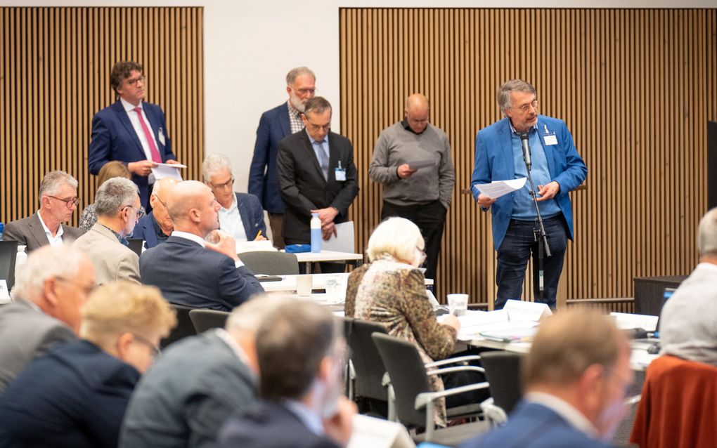 Leden van de generale synode van de PKN staan in de rij om het woord te voeren tijdens de synodevergadering in Lunteren. beeld Niek Stam