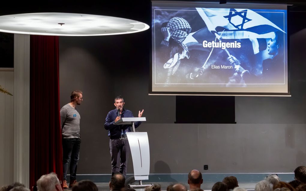 Elias Maron, Joods-Palestijns spreker, tijdens de studiedag zaterdag in Urk: „Toen Jezus mij vergaf, kwam de vrijheid die me mens maakte.” beeld Freddy Schinkel