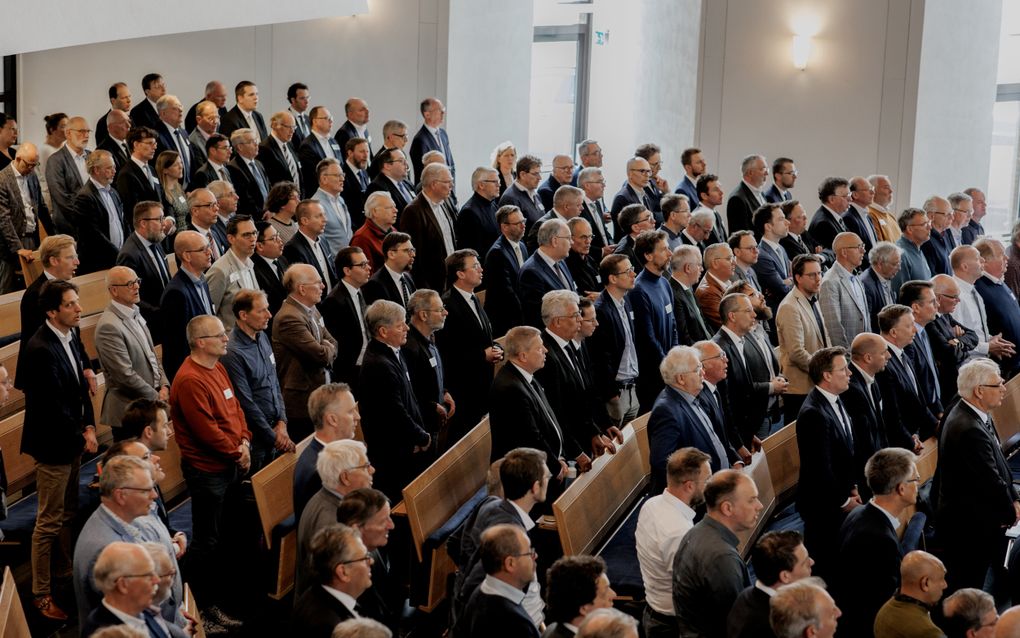 Samenzang tijdens het convent van de Christelijke Gereformeerde Kerken in de Pniëlkerk in Veenendaal, zaterdag. beeld Alie Buter-Korf