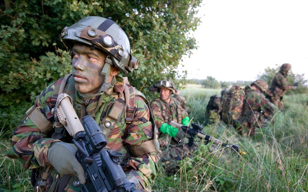 Manschappen van de Luchtmobiele Brigade oefenen bij Rilland Bath in Zeeland. beeld Defensie