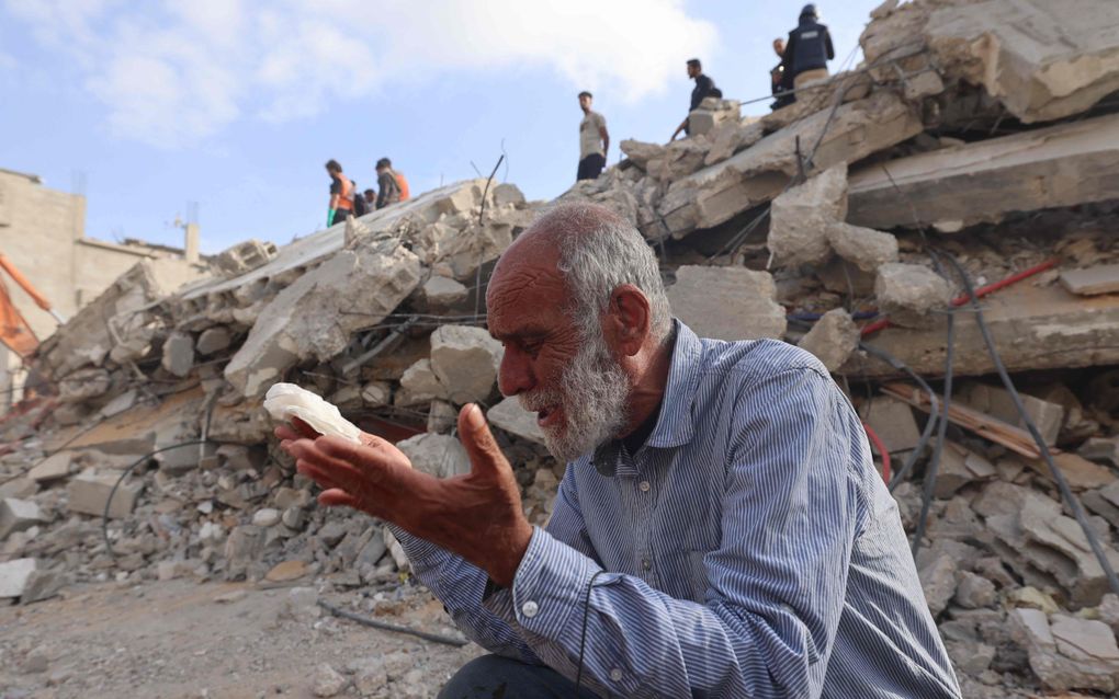 Een Palestijnse man wacht op nieuws over zijn dochter na een bombardement op Rafah. beeld AFP, MOHAMMED ABED