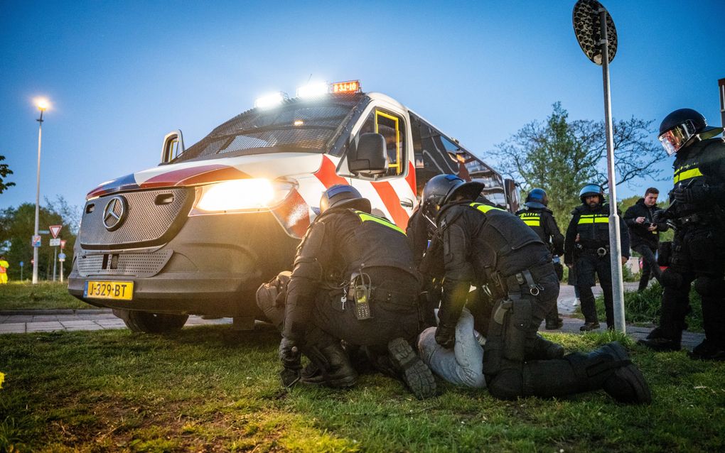 Agent gewond geraakt bij azc-protest Loosdrecht