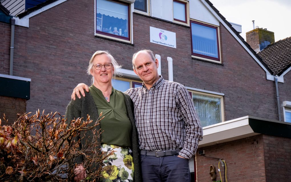 ”Draagt Elkanders Lasten” dekt de lading van twee gevels in Nieuw-Lekkerland