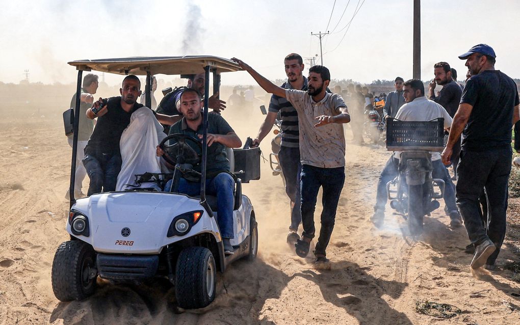 Een Israelische vrouw wordt gekidnapt op 7 oktober. beeld AFP