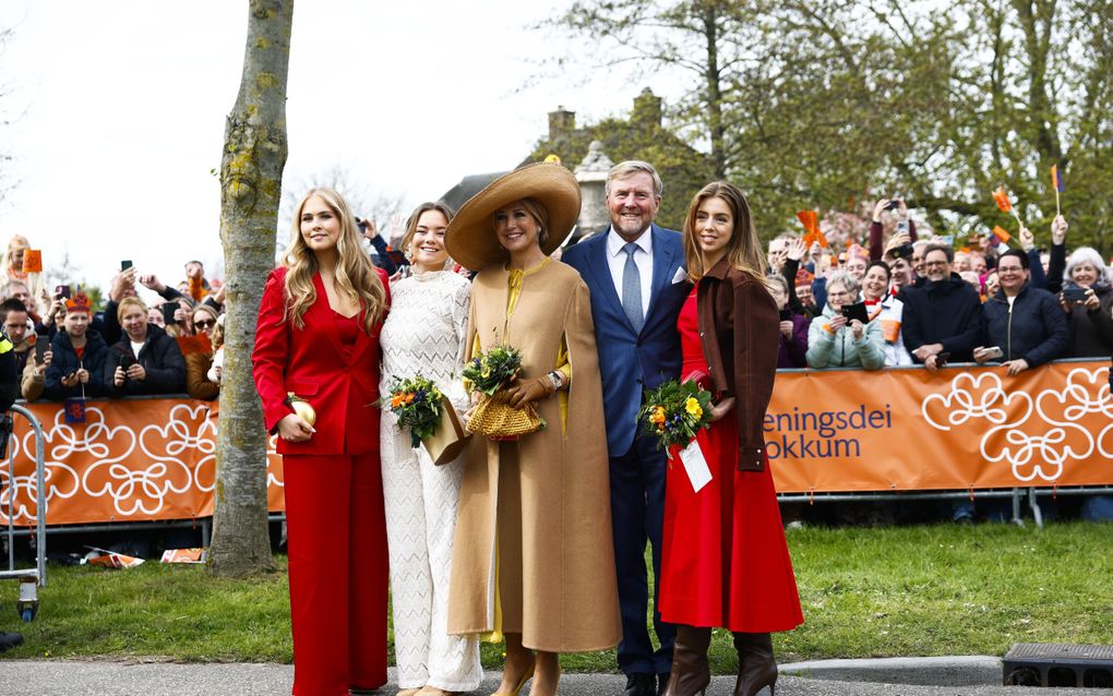 Prinses Amalia (rode broek en rode blazer), prinses Ariane (witte broek en witte trui), koningin Máxima (beige jas, gele hoed, jurk en schoenen), koning Willem-Alexander (blauw pak) en prinses Alexia (bruin jasje, rode jurk)