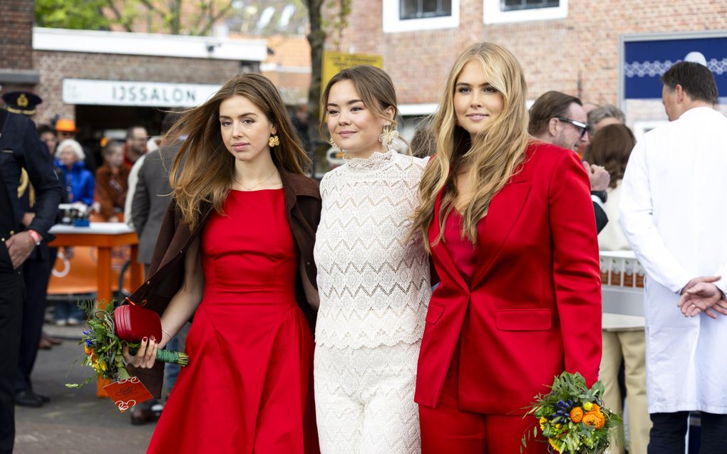 Van links naar rechts prinses Alexia, prinses Ariane en prinses Amalia. Alexia en Amalia dragen rood en hebben bosjes bloemen in hun hand. Ariane draagt wit.