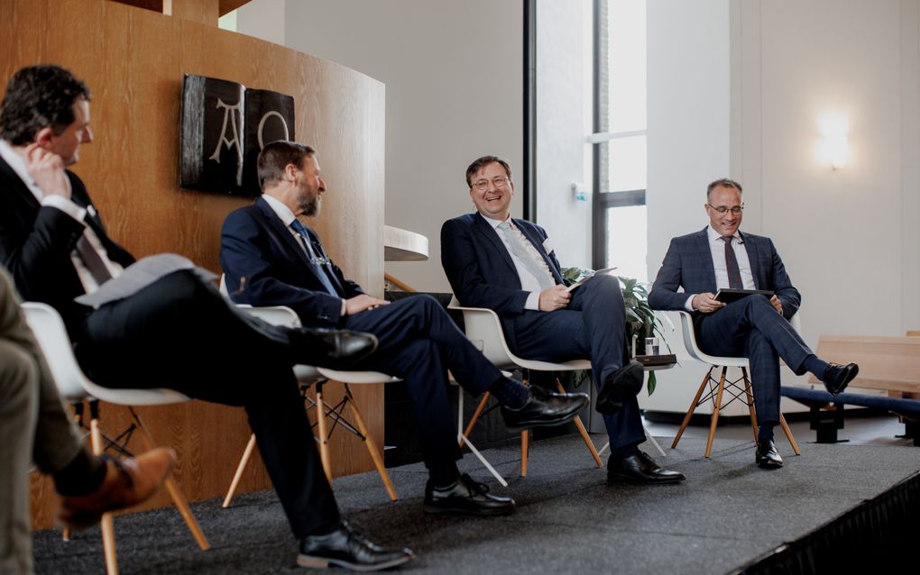 Panelgesprek op het convent van de Christelijke Gereformeerde Kerken, zaterdag 20 april. V.l.n.r. dr. C.P. de Boer, prof. H.G.L. Peels, drs. F.W. van der Rhee en ds. S.P. Roosendaal. beeld Alie Buter-Korf