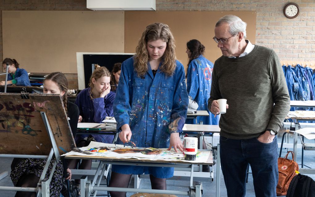 Docent Bert Bosch bekijkt het werk van een leerling. beeld RD, Anton Dommerholt