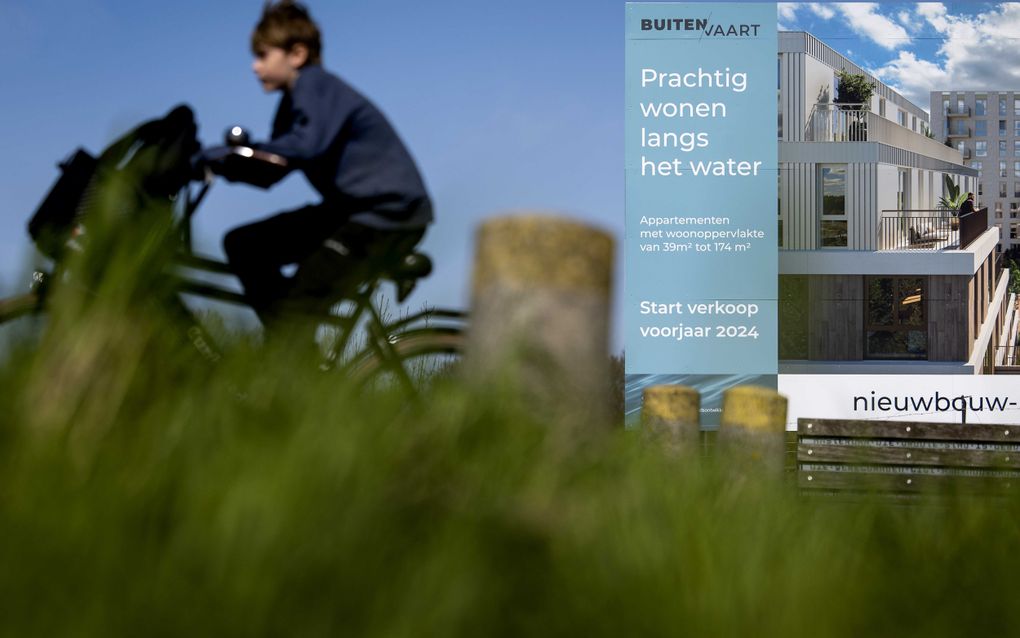 Een bord van een nieuwbouwproject in aanbouw in de buurt van Alkmaar. beeld ANP, Koen van Weel 