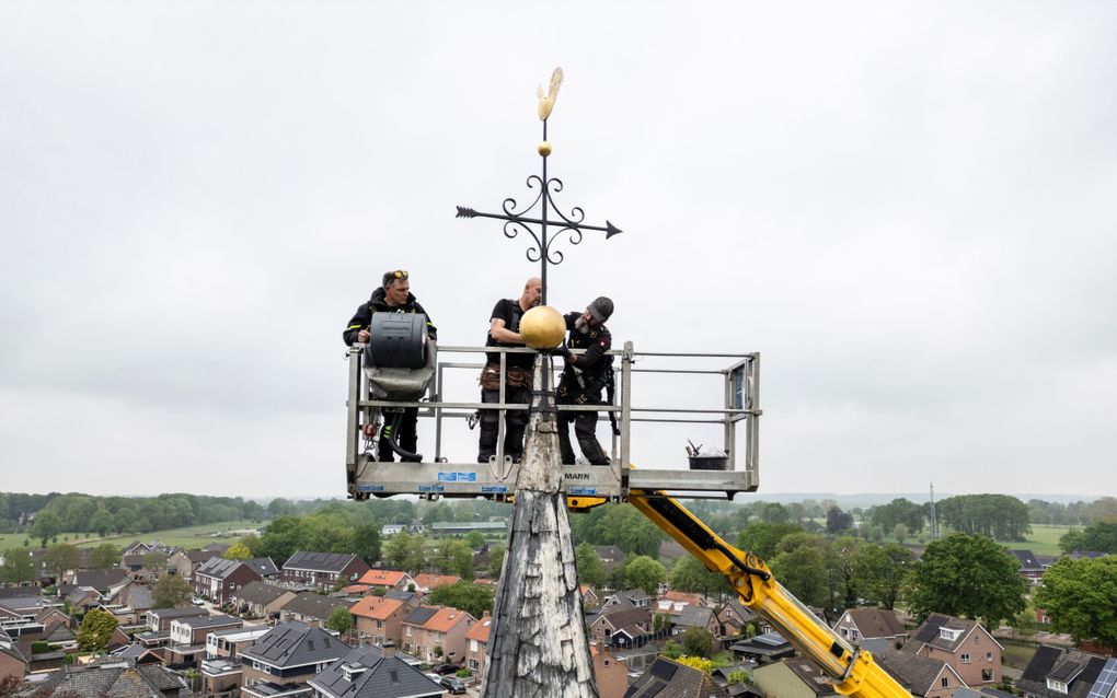 De haan is terug op de toren van de dorpskerk in Oosterwolde