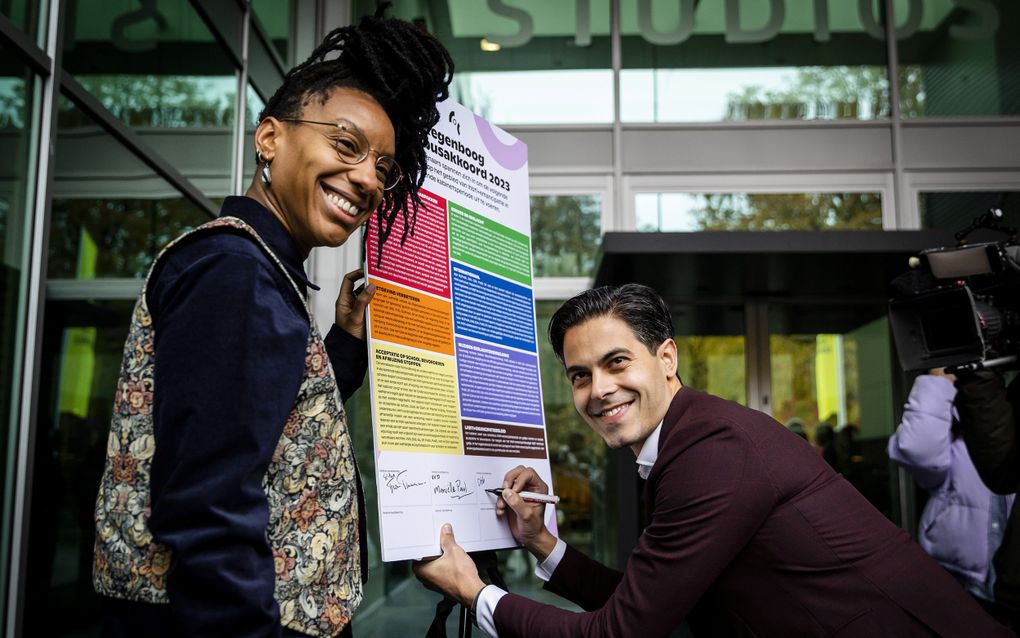 D66-lijsttrekker Rob Jetten ondertekent het Regenboog Stembusakkoord van het COC. beeld ANP, REMKO DE WAAL