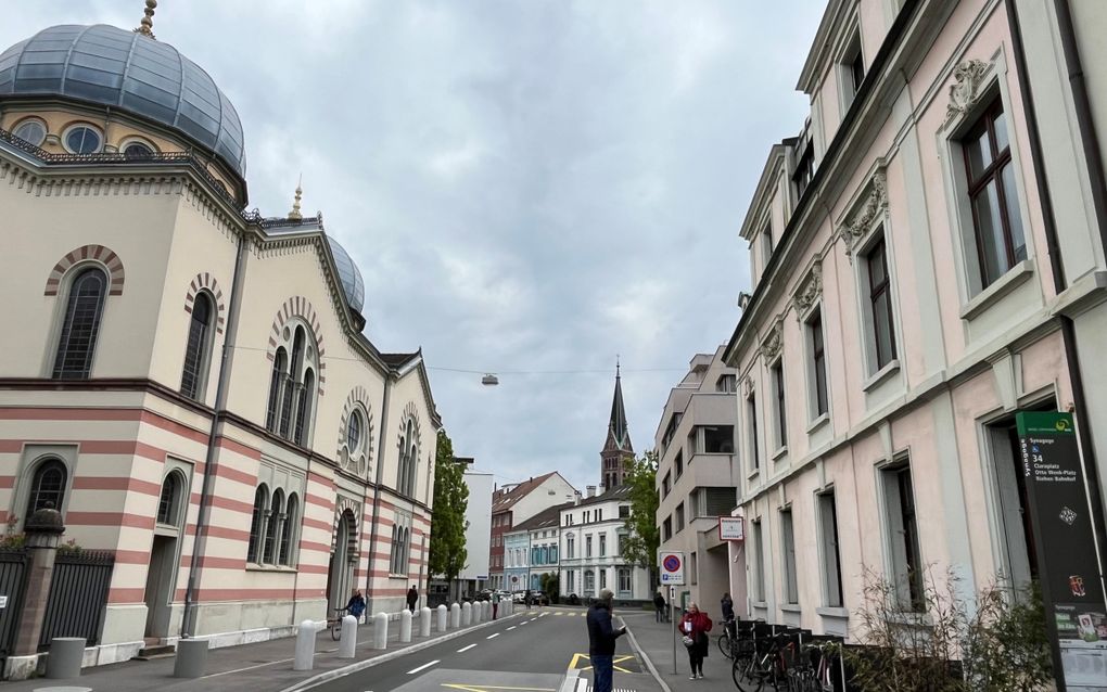 De ERKWB in het Zwitserse Basel komt zondags bijeen in een gehuurde ruimte (r.). Aan de overkant van de weg staat een synagoge. beeld RD