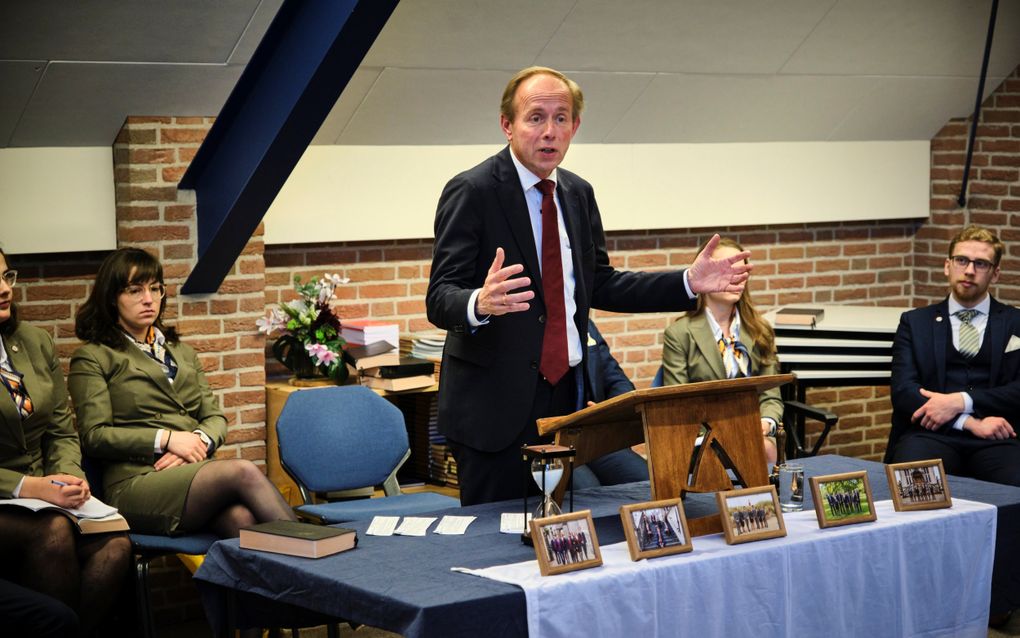 Oud-SGP-leider Kees van der Staaij hield dinsdagavond een lezing bij studentenvereniging Solidamentum in Gouda. beeld Fred Libochant Fotografie