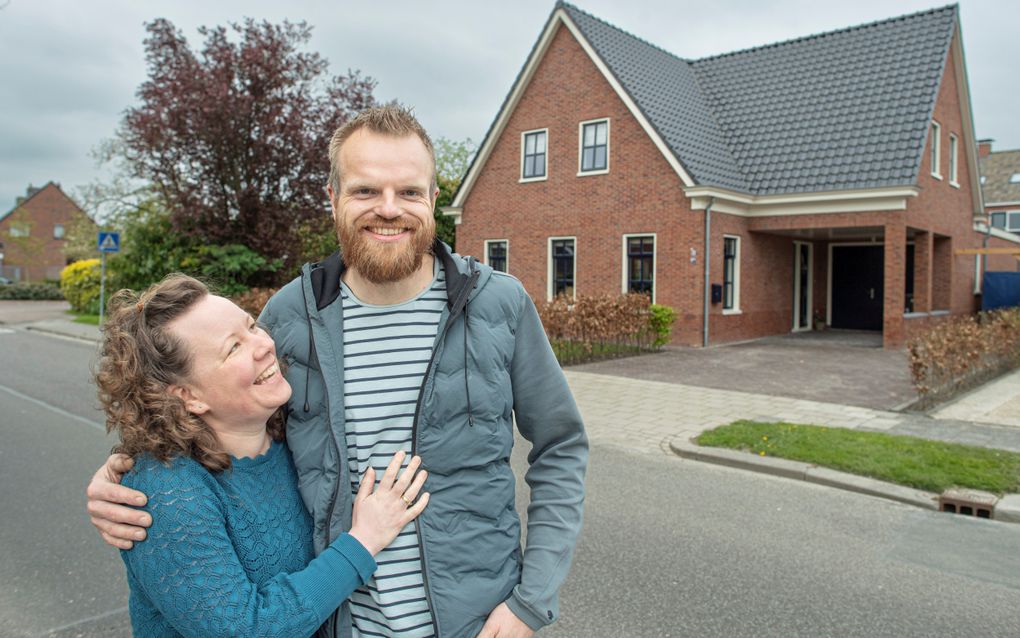 Hendrie en Margriet  Tuinstra voor hun huis in het Groningse Middelstum. Hendrie had geen haast omdat hij tijdens de bouw thuiswoonde. beeld Duncan Wijting