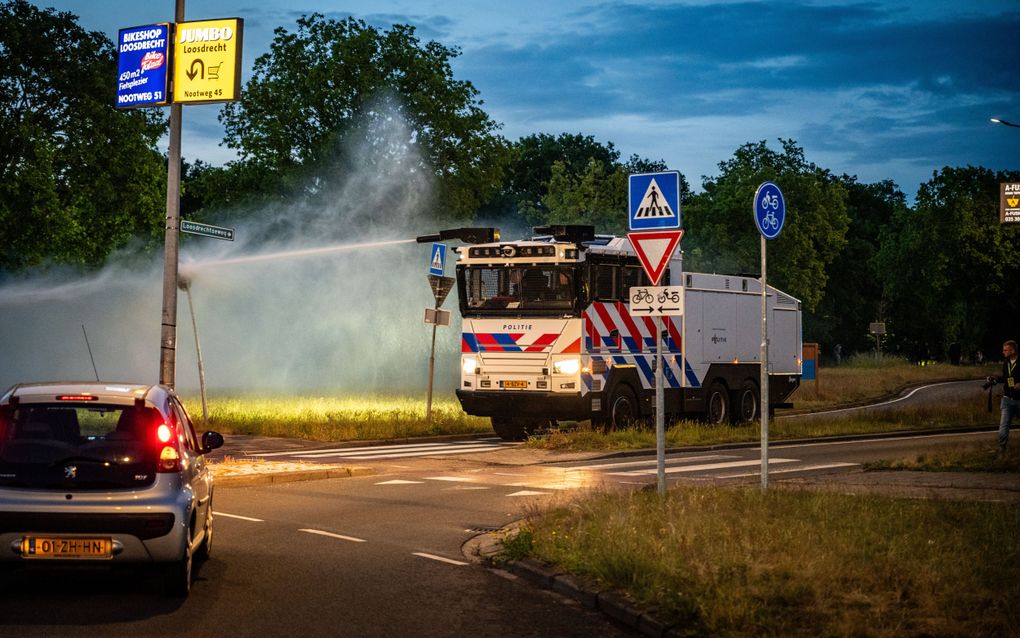 Politie beëindigt protest Loosdrecht en zet waterkanon in